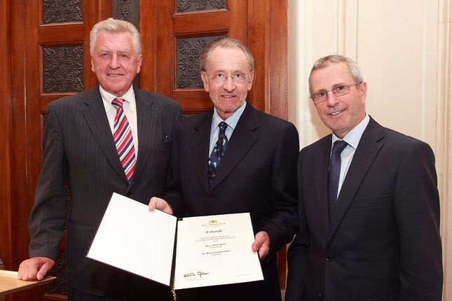 Ernst Pfister (links) verlieh Peter Renz (Mitte) die Wirtschaftsmedaille des Landes Baden-Württemberg.