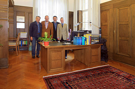 Teppichübergabe im Oberbürgermeister-Zimmer (von links): Oberbürgermeister Dr. Herbert O. Zinell, Razi Miri aus Teheran, Peter Renz, Sadegh Miri aus Teheran